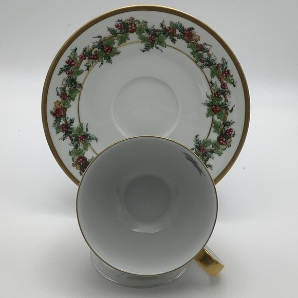 Vintage The Holly and the Ivy Royal Gallery Set of Four Cups and Saucers - Picture 4 of 9